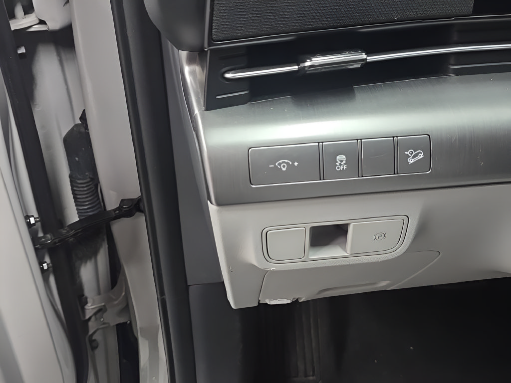 Certified 2025 Hyundai Kona SEL FWD image 13