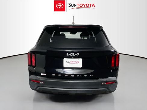 Used 2022 Kia Sorento LX image 5