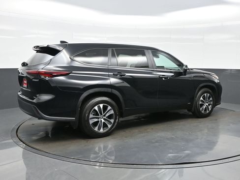 Used 2024 Toyota Highlander XLE AWD/4WD image 6