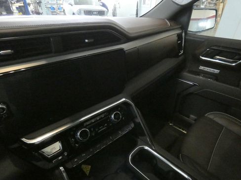 Used 2025 GMC Sierra 1500 Denali w/ Technology Package AWD/4WD image 12