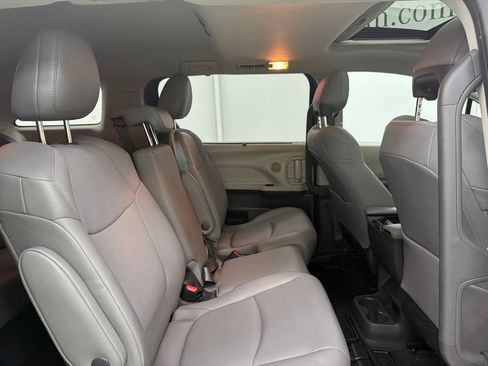 Used 2021 Toyota Sienna XLE FWD image 33