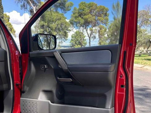 Used 2005 Nissan Titan SE image 26