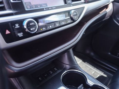 Used 2019 Toyota Highlander XLE AWD/4WD image 47