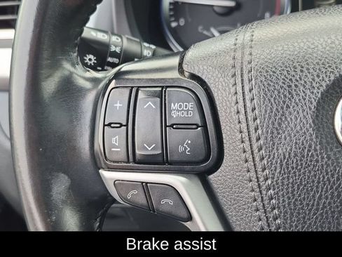 Used 2019 Toyota Highlander XLE AWD/4WD image 16