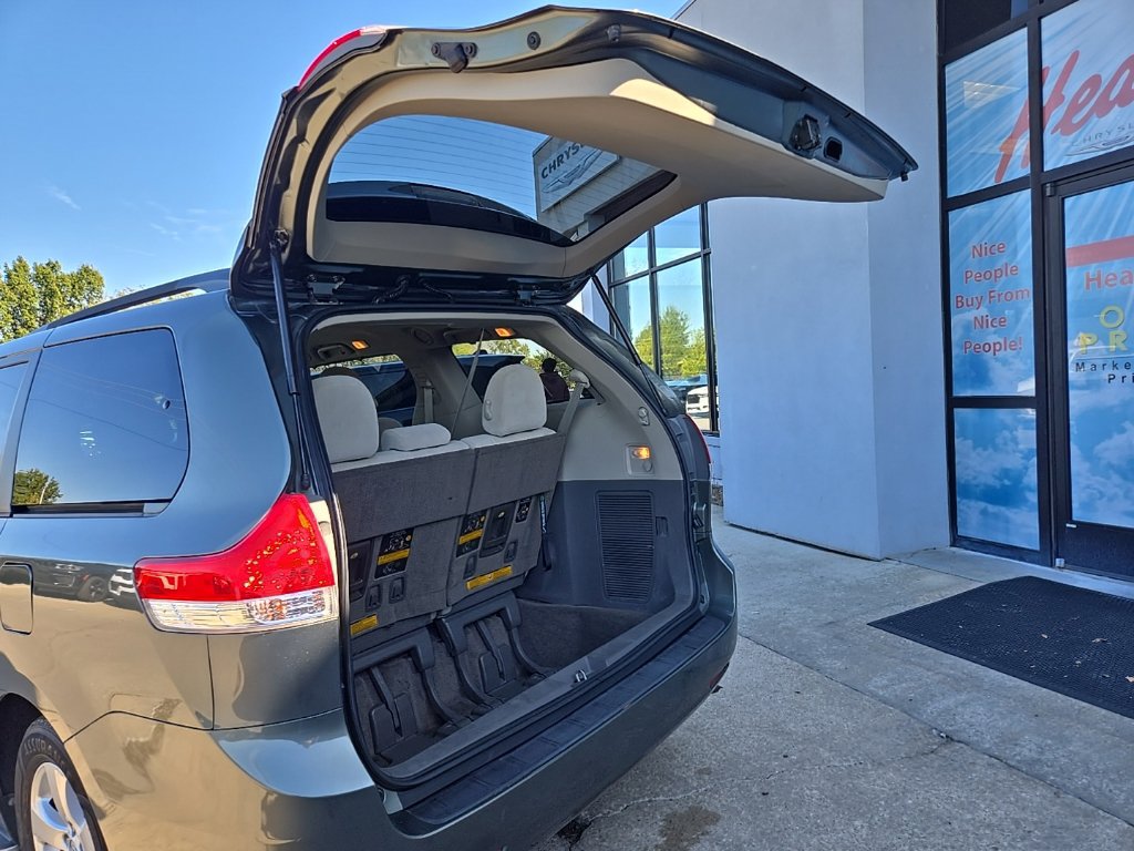 Used 2013 Toyota Sienna LE FWD image 31