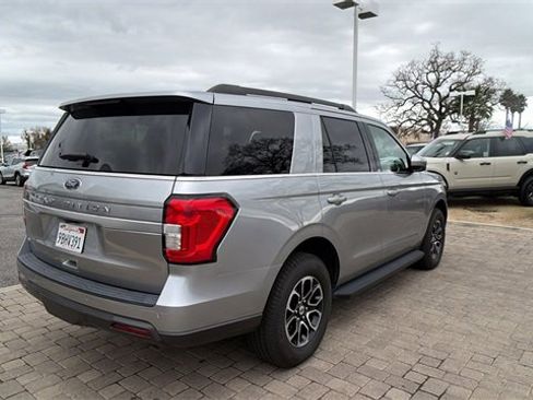 Used 2022 Ford Expedition XLT image 3