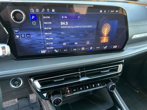 Used 2024 Chevrolet Traverse LT image 16