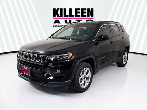 Used 2025 Jeep Compass Latitude AWD/4WD image 3