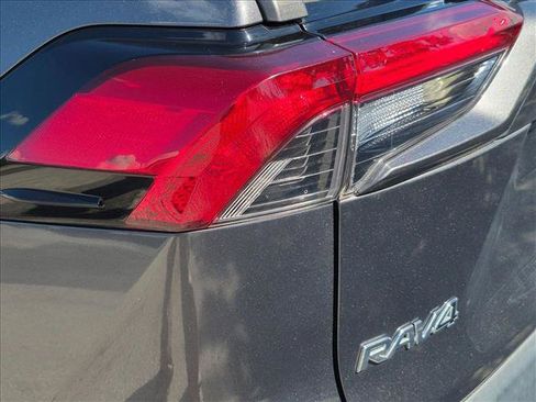 Used 2019 Toyota RAV4 LE FWD image 15