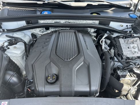 Used 2025 Porsche Macan AWD/4WD image 9