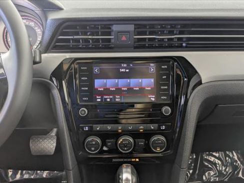 Used 2022 Volkswagen Passat 2.0T SE image 29