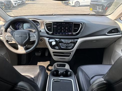 Used 2023 Chrysler Pacifica Touring-L FWD image 8