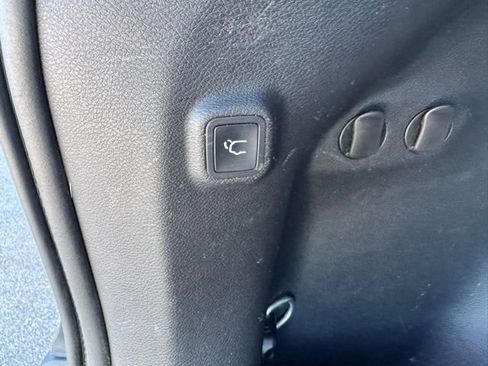 Used 2020 Jeep Cherokee Limited image 17