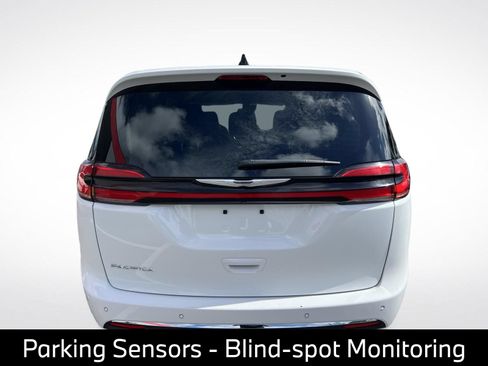 Used 2024 Chrysler Pacifica Touring-L FWD image 6