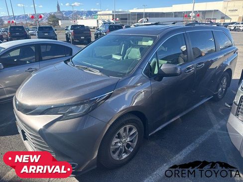 Used 2022 Toyota Sienna XLE w/ XLE Plus Package image 2