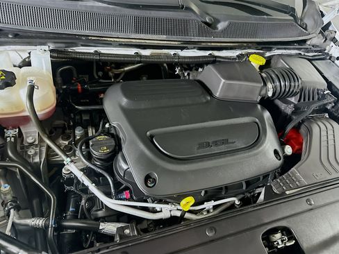 Used 2024 Chrysler Pacifica Touring-L image 34