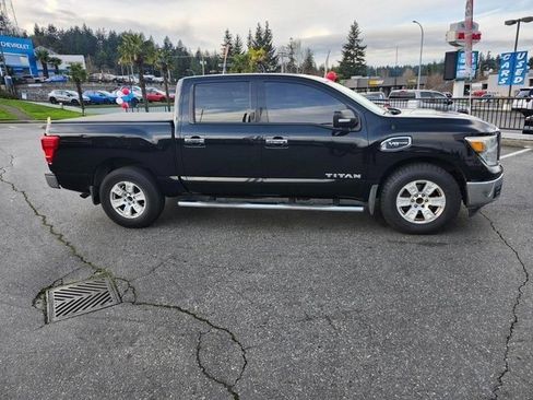 Used 2017 Nissan Titan SV image 10