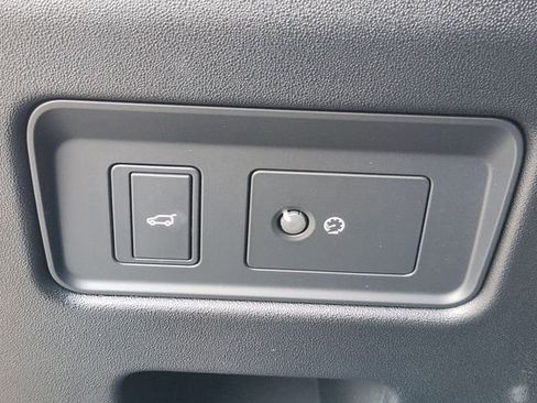 Used 2025 Land Rover Discovery S image 21