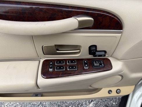 Used 2006 Lincoln Town Car Signature RWD image 12