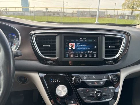 Used 2019 Chrysler Pacifica Touring Plus w/ Cold Weather Group image 13