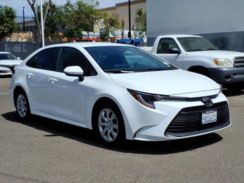 Used 2025 Toyota Corolla LE image 3