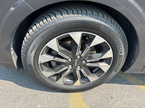 Certified 2024 Kia Carnival EX FWD image 3