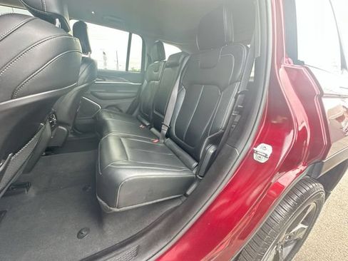 Used 2023 Jeep Grand Cherokee Limited w/ Black Appearance Package AWD/4WD image 24