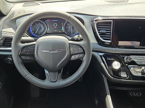 Used 2025 Chrysler Pacifica Limited FWD image 11