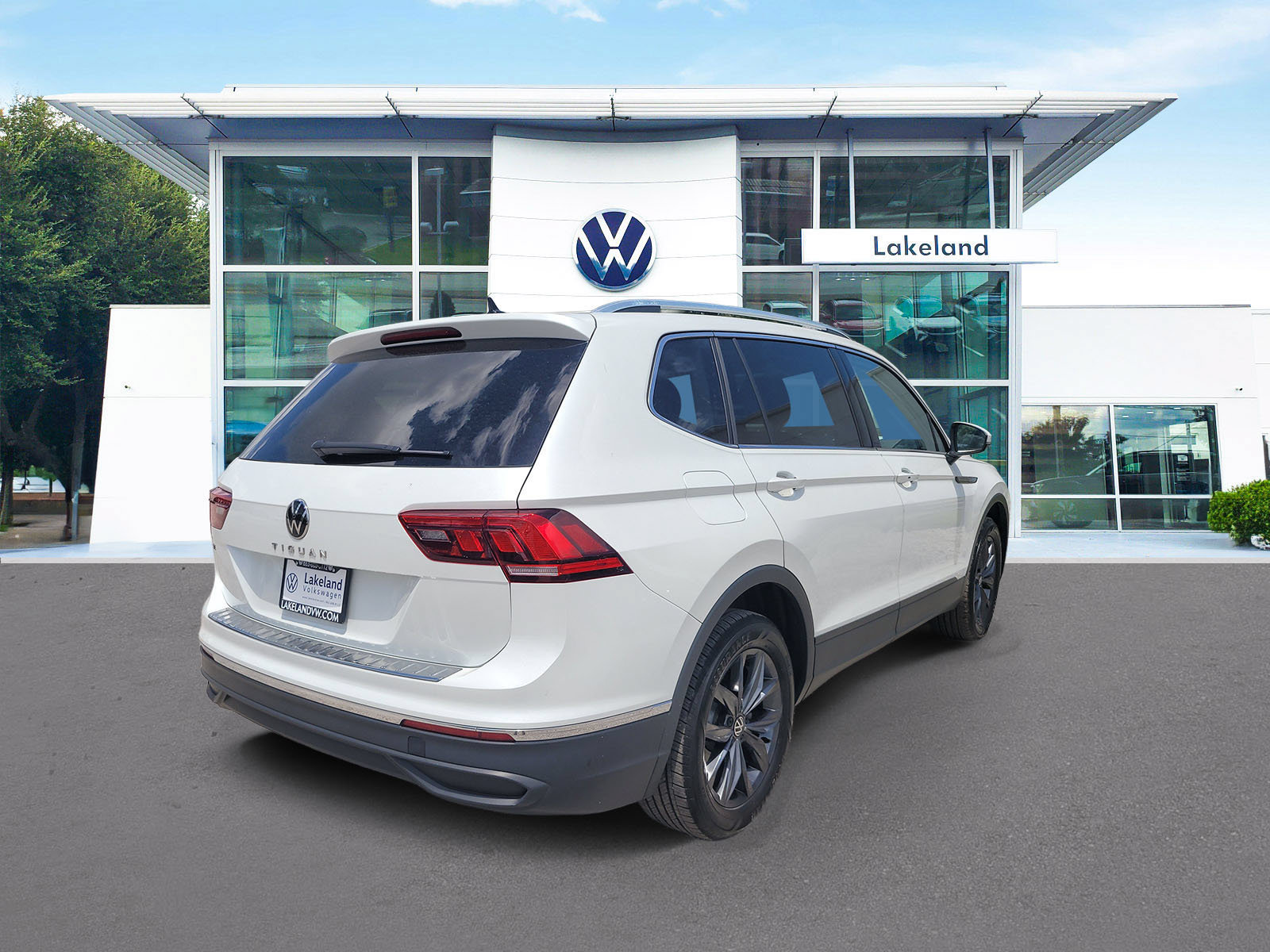 Used 2023 Volkswagen Tiguan SE FWD image 3