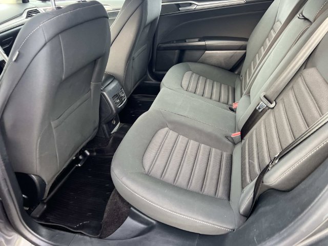 Used 2018 Ford Fusion SE w/ Fusion SE Technology Package FWD image 12