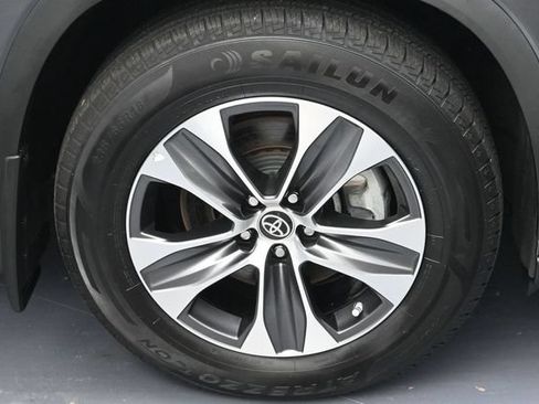 Used 2022 Toyota Highlander XLE AWD/4WD image 6