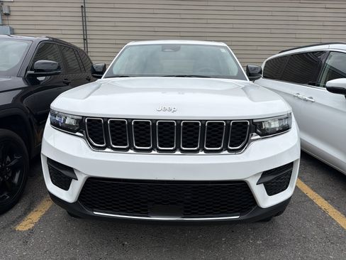 Used 2023 Jeep Grand Cherokee Laredo w/ Luxury Tech Group I AWD/4WD image 3