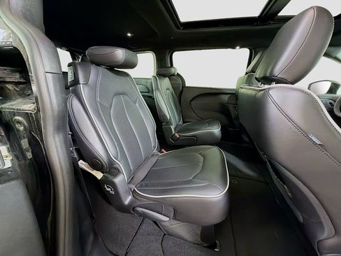 Used 2026 Chrysler Pacifica Limited FWD image 30