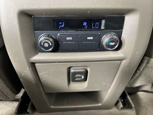 Used 2020 Chevrolet Traverse LT FWD image 18