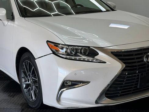 Used 2017 Lexus ES 350 w/ Luxury Package FWD image 2