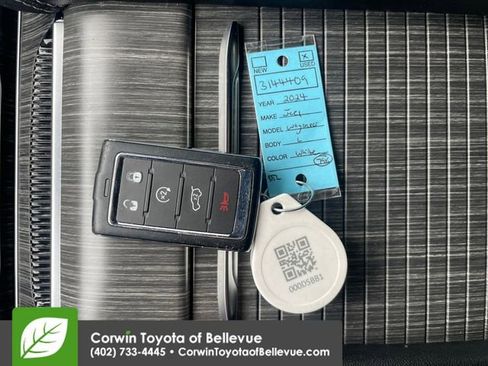 Used 2024 Jeep Wagoneer L Series II w/ Flexible Seating Group AWD/4WD image 16