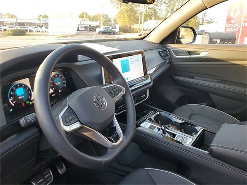 Certified 2025 Volkswagen Atlas Cross Sport SEL Premium R-Line image 18