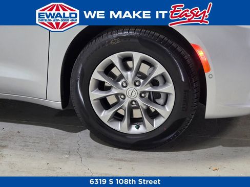 New 2026 Chrysler Pacifica Select image 9