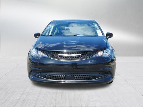 Used 2024 Chrysler Voyager LX FWD image 2