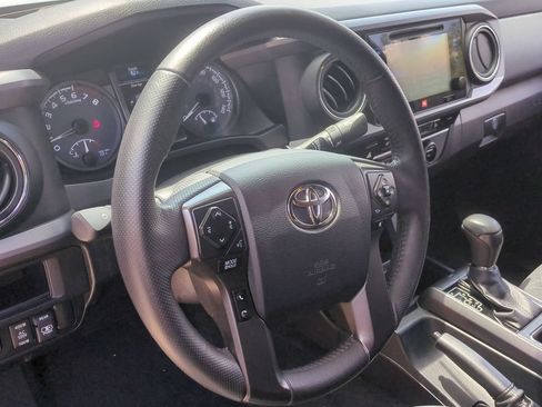 Used 2017 Toyota Tacoma TRD Sport AWD/4WD image 14