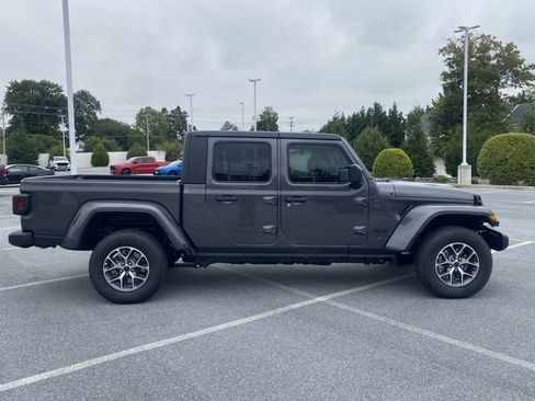 New 2025 Jeep Gladiator Sport image 9
