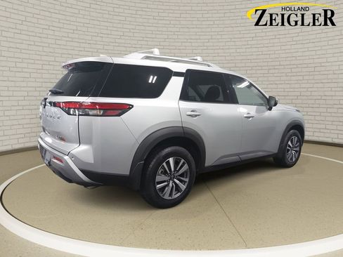 Certified 2024 Nissan Pathfinder SL AWD/4WD image 5