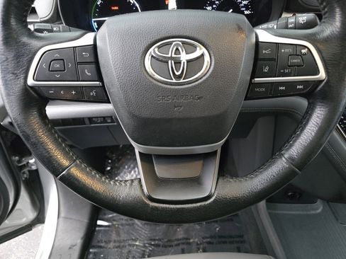 Used 2022 Toyota Sienna XLE image 36