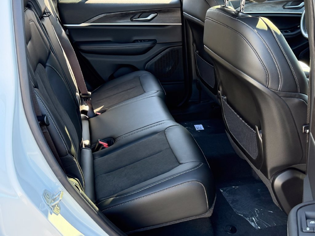 New 2026 Jeep Grand Cherokee Altitude AWD/4WD image 19