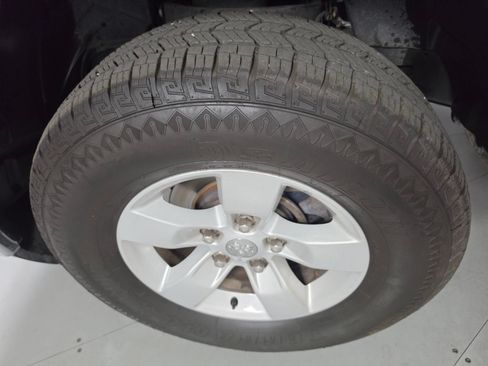 Used 2022 RAM 1500 Classic SLT AWD/4WD image 9