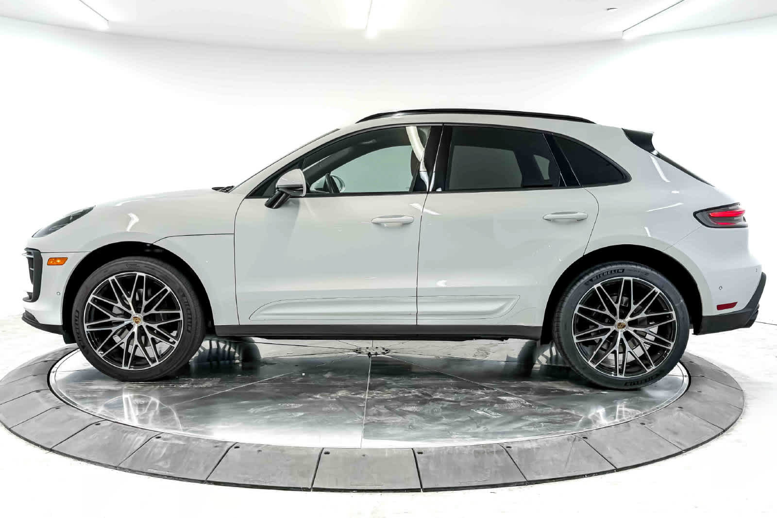 Certified 2023 Porsche Macan AWD/4WD image 2