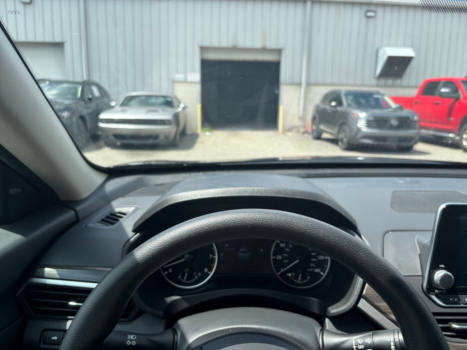 Used 2025 Nissan Altima 2.5 SV FWD image 33