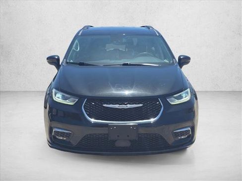 Used 2022 Chrysler Pacifica Touring-L FWD image 2