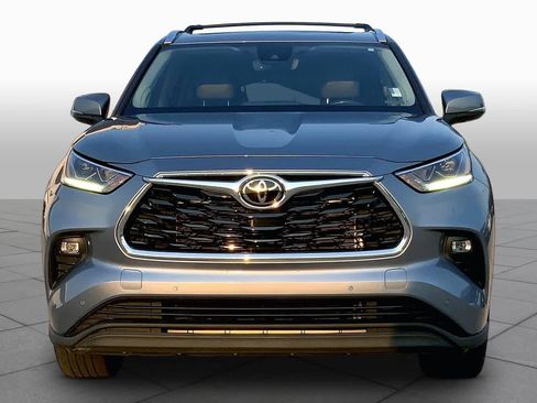 Used 2021 Toyota Highlander Limited FWD image 4