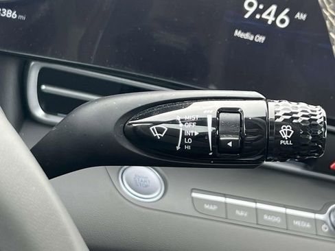 Used 2025 Hyundai Elantra SEL image 24